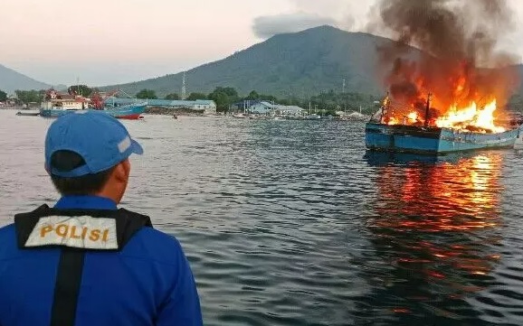 Api bakar KM Maranatha 04 di Selat Lembeh, Bitung