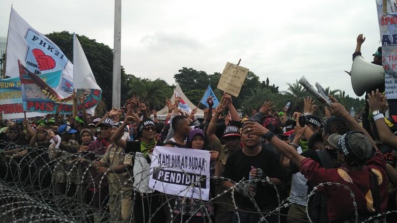  Demo Guru Depan Istana Selama 3 Hari, Jokowi Belum ‘Nongol’