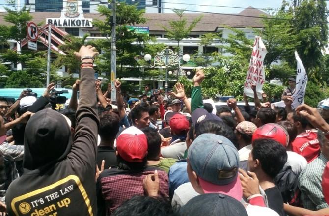  Program Pete-Pete Smart Ditolak, Sopir Angkot Demo di Balai Kota Makassar