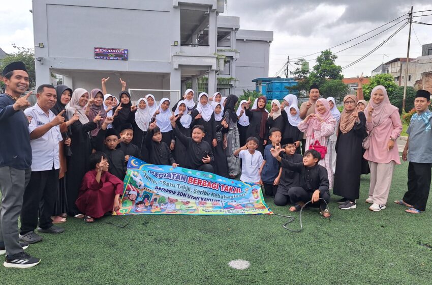  OSIS SDN UKU 01 Gelar Takjil On The Road, Bagikan 250 Paket kepada Pengguna Jalan di Utan Kayu Raya