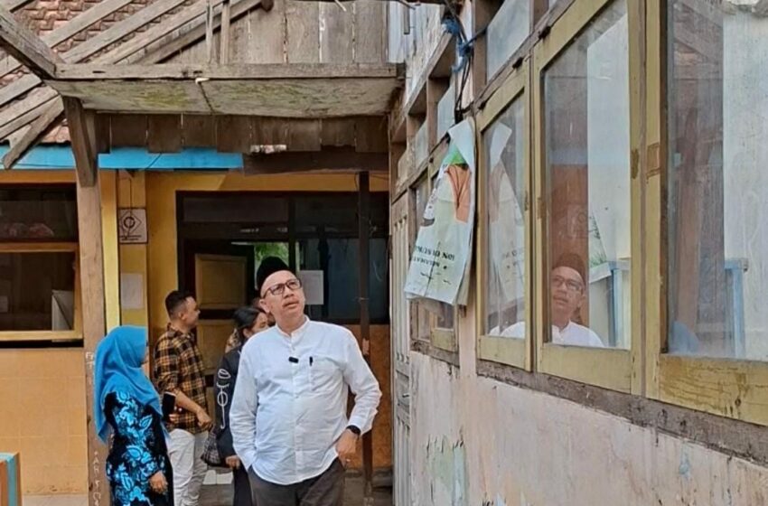 Muhamad Nur Purnamasidi Kunjungi Sekolah Rusak: Perbaiki Fasilitas Pendidikan Rakyat Itu…