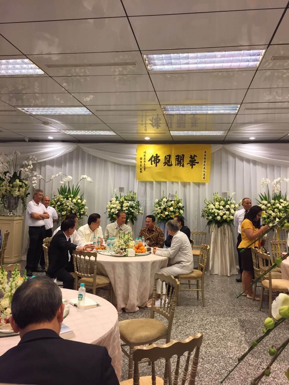  Jadi Viral di Hari Tenang, Benarkah Foto Ahok Bersama Warga Keturunan Cina Bahas Pilkada DKI Seperti Anggapan Netizen?