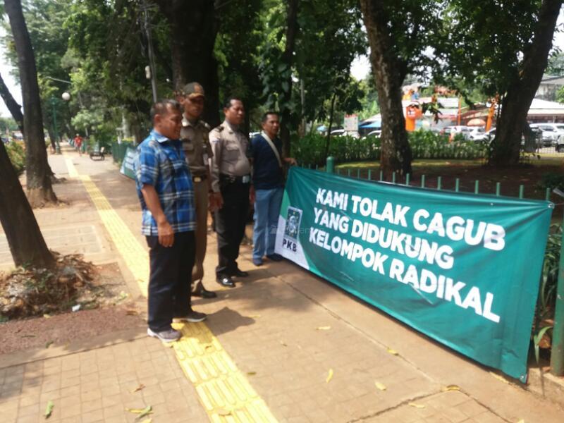  Panwas Jaksel Turunkan 89 Spanduk Provokatif Berlogo PKB