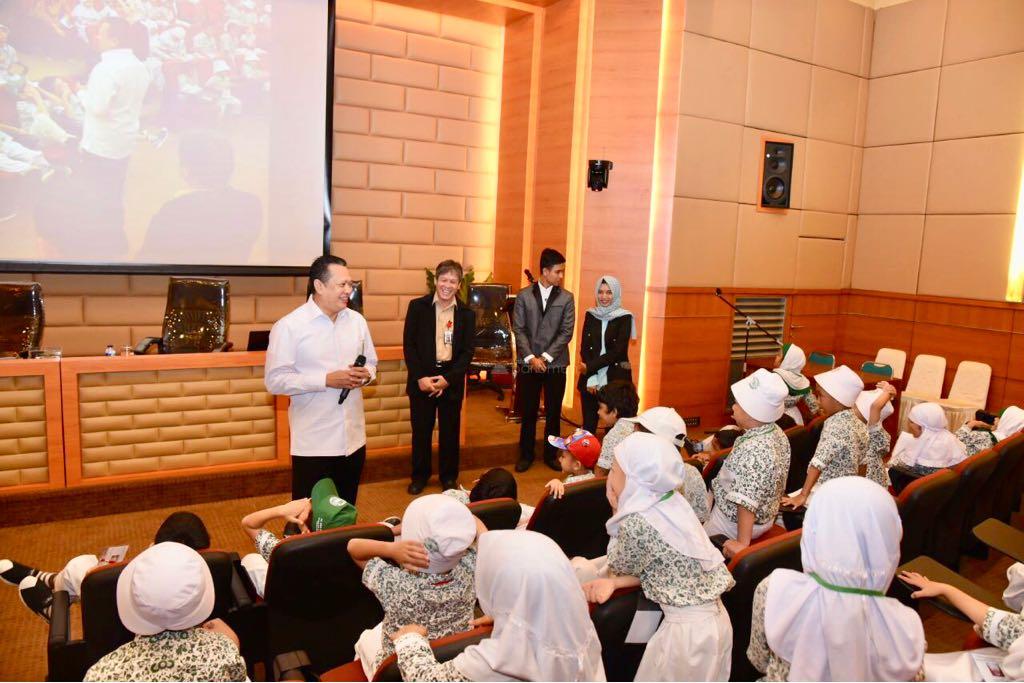 Begini Penampakan Bamsoet ‘Bermain’ dengan Anak TK