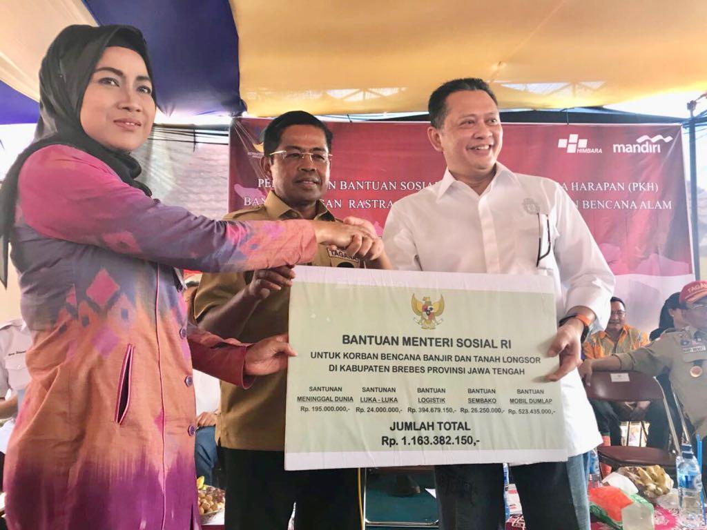  Bersama Mensos, Ketua DPR Beri Bantuan Korban Longsor di Brebes