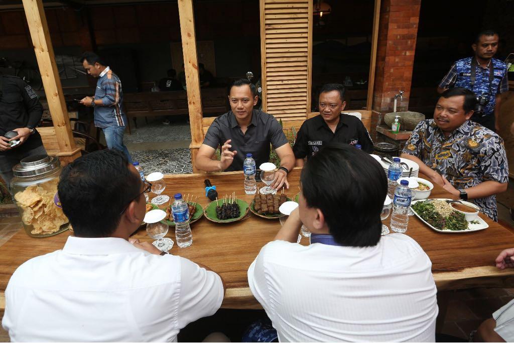  Mampir di Ambarawa, AHY Sarapan Soto dan Pecel Pincuk