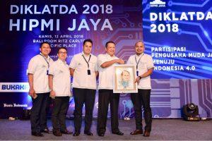 Bamsoet berfoto dengan Ketua HIPMI Jaya Afifuddin Suhaeli Kalla usai acara Diklatda Himpunan Pengusaha Muda Indonesia Jakarta Raya (HIPMI JAYA) di Jakarta, Kamis (12/4/2018).