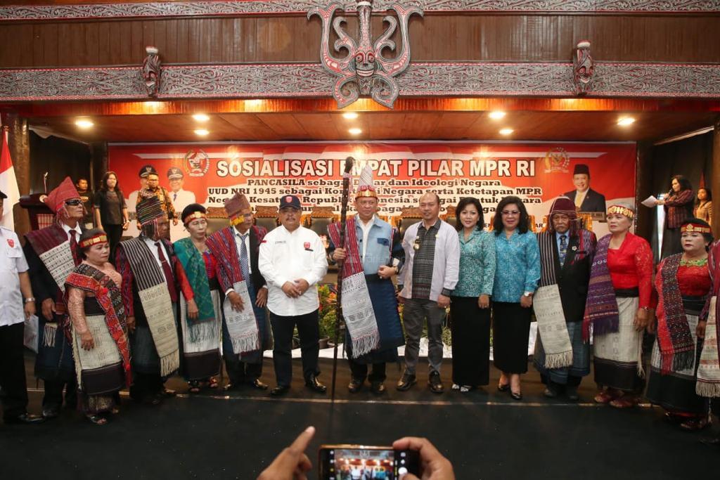  Bamsoet Terima Tongkat dan Pakaian Adat Raja Batak di Tapanuli Utara