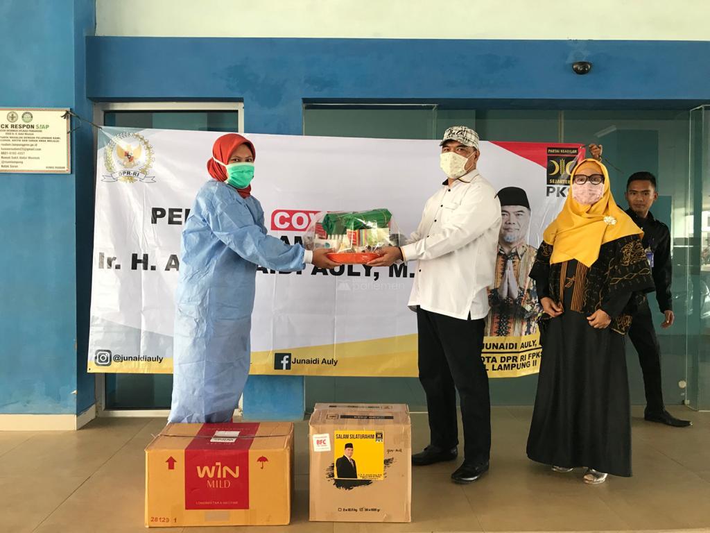  Lawan Covid-19, Junaidi Auly Serahkan APD ke RS Abdul Moeloek Lampung