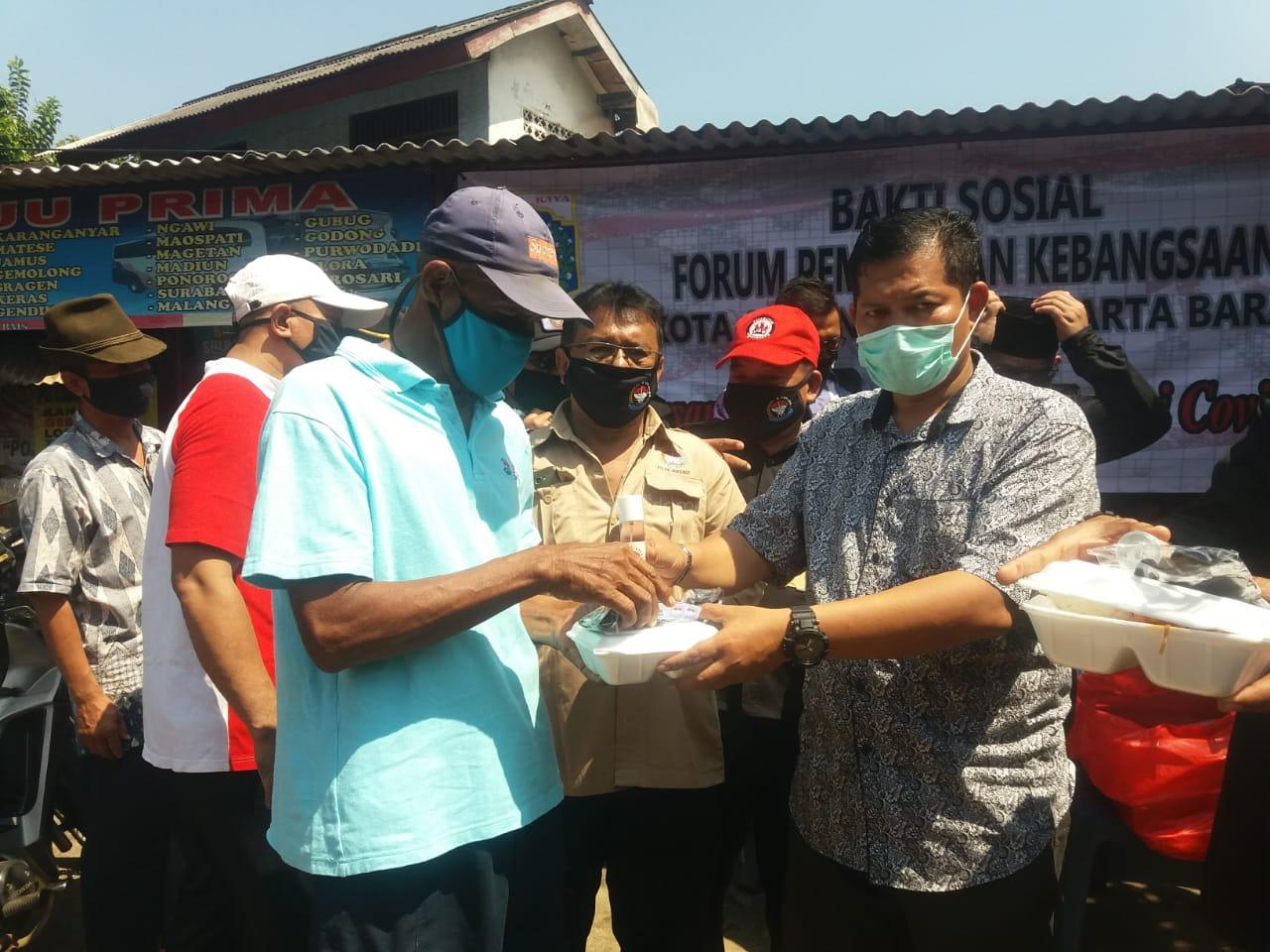  Paguyuban Warteg Bagikan Masker Gratis ke Masyarakat 