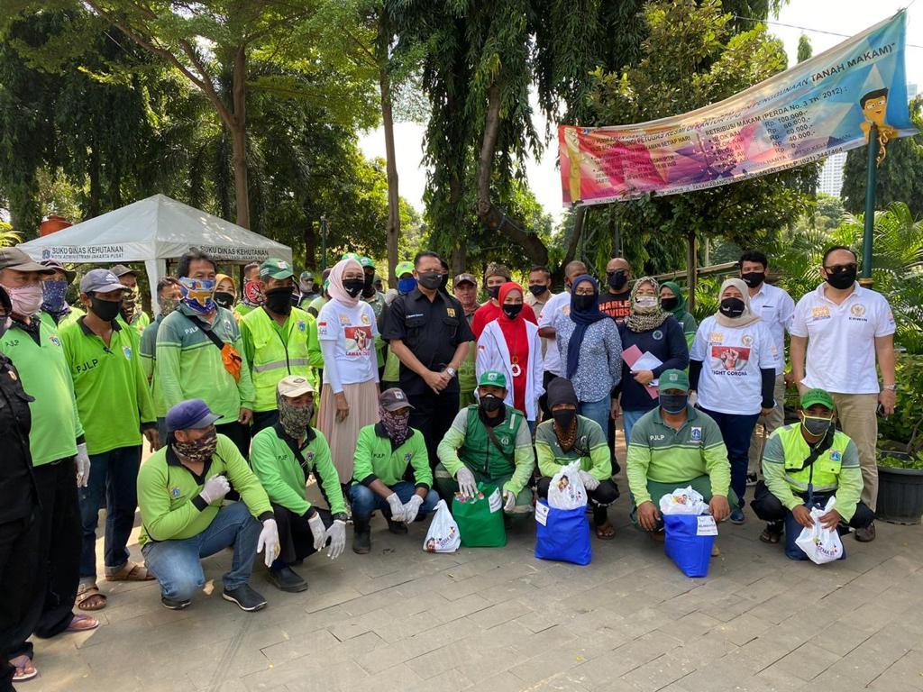  Hari Ini, Bamsoet Bantu Sembako ke Penggali Makam