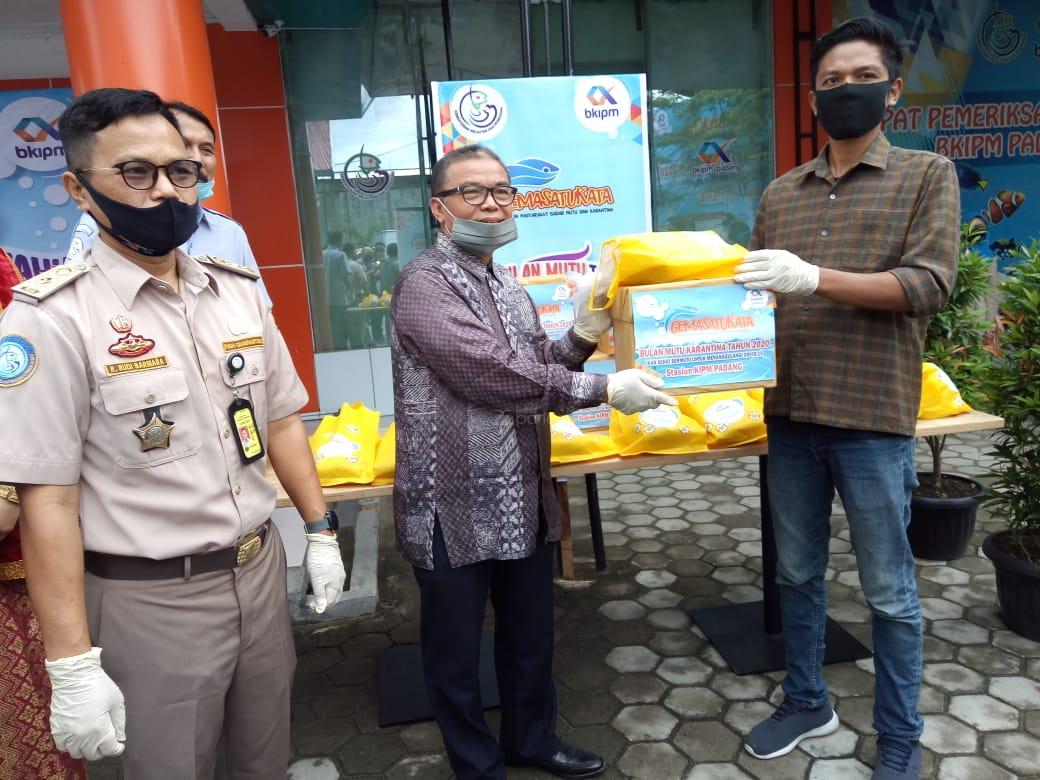  Anggota DPR Ini Berbagi 1900 Paket Ikan Olahan