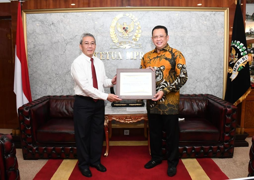  Bamsoet Terima Penghargaan dari Dirjen Pajak