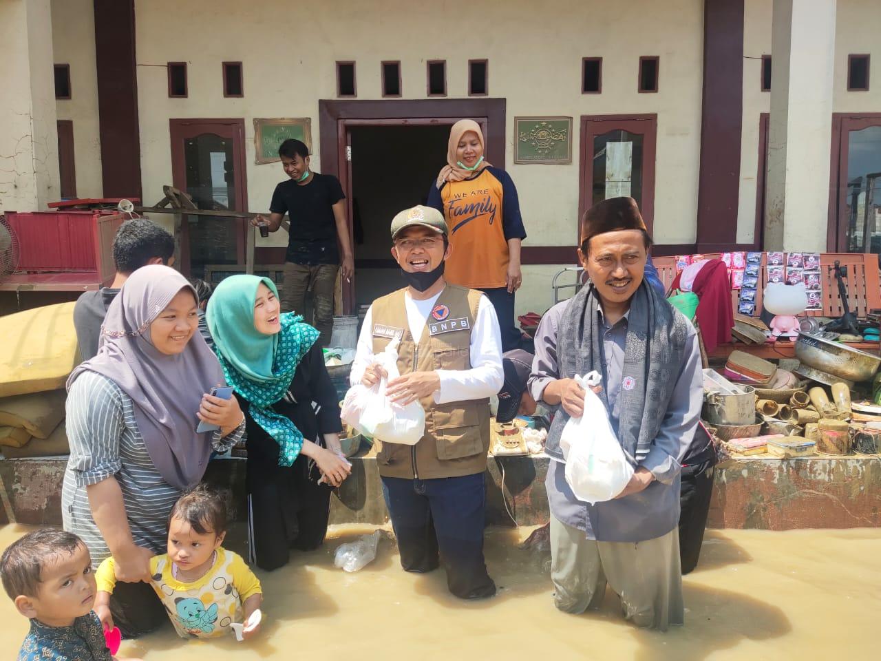  Serahkan Bantuan Rp 250 Juta, Legislator PKB Berenang Bersama Korban Banjir Subang