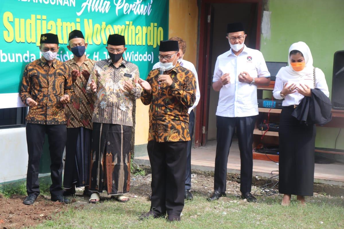 Kenang Spirit Ibunda Presiden Jokowi, Pesantren Al-Mizan dan Tatalogam Grup Bangun Aula Hj. Sudjiatmi Notomihardjo