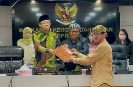 Arteria Dahlan Dilaporkan ke MKD, Kiai Maman Apresiasi Masyarakat Sunda Tempuh Jalur Konstitusional