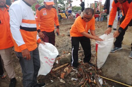 Kunjungi Dapil, Hermanto Ikuti Aksi Bersih Pantai Padang