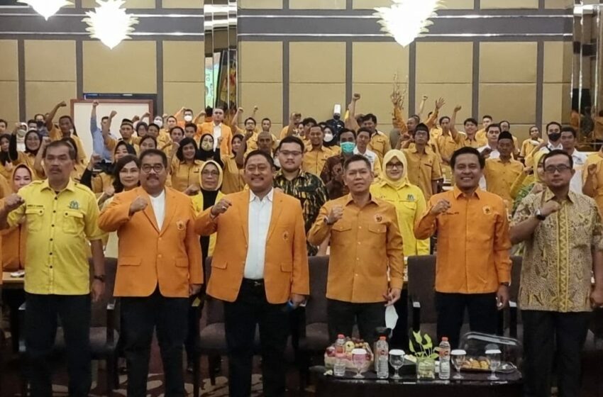 Foto: Ketua Umum Ormas MKGR Adies Kadir bersama pengurus Jatim saat pelantikan pengurus DPC Kota Surabaya periode 2022 - 2027.
