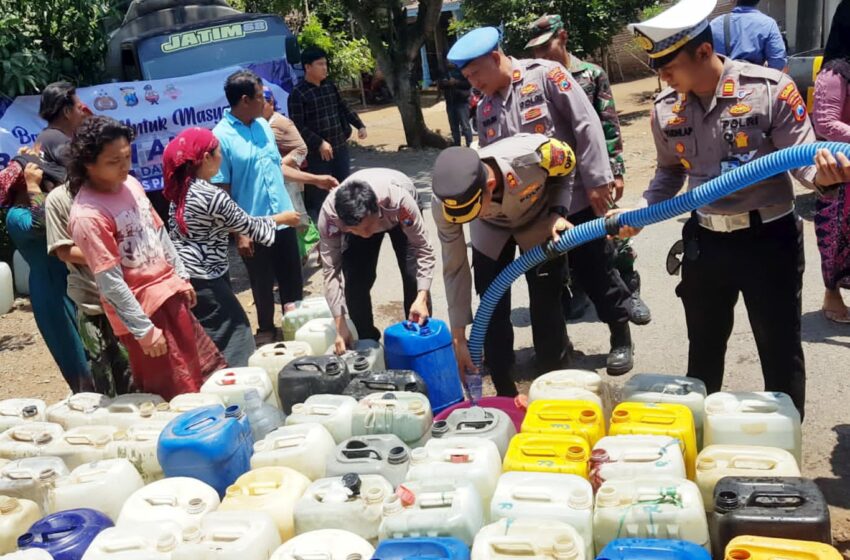  Polisi Peduli! Senangnya Warga Dapat Bantuan Beras dan Air Bersih dari Polres Pasuruan