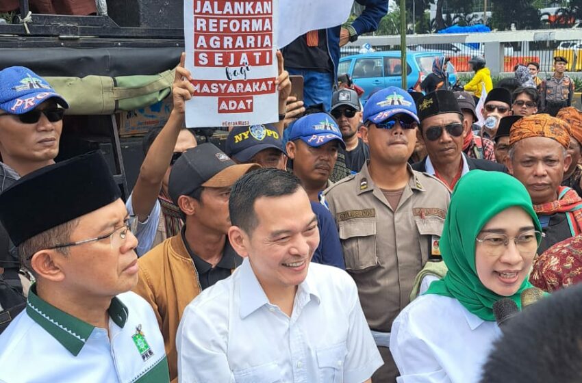  Fraksi PKB DPR RI Temui Demonstran Desak Pengesahan RUU Masyarakat Adat di Depan Gedung DPR