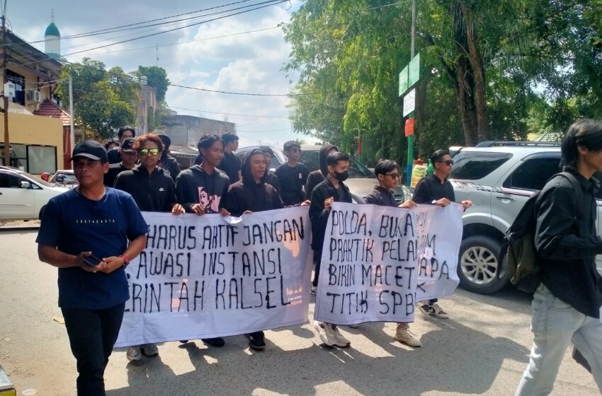  Puluhan Massa Garda Banua Nusantara (GBN) Gelar Aksi Unjuk Rasa Depan Kantor Direktorat Reserse Kriminal Khusus (Ditkrimsus) Polda Kalsel