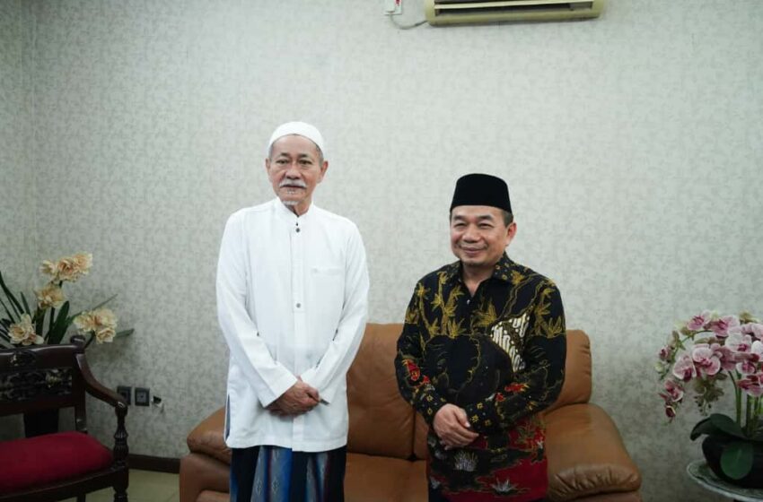  Dr. KH. Jazuli Juwaini Bersilaturahim dengan Ketua Umum Mathlaul Anwar KH. Embay Mulya Syarief: Mathlaul Anwar adalah Rumah Besar Pengabdian Saya