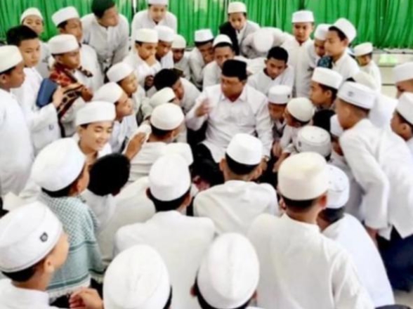 LENTERA SANTRI DIPERSIMPANGAN ZAMAN: Dari Tradisi ke Transformasi”