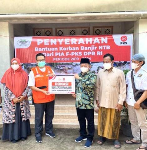  Hasil Potongan Gaji Anggotanya, Fraksi PKS Serahkan Bantuan untuk Korban Banjir Lombok Barat