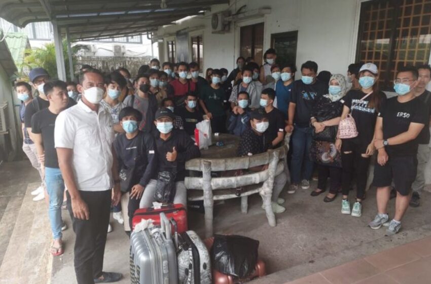 Menlu Dampingi Belasan PMI Korban Penyekapan di Kamboja