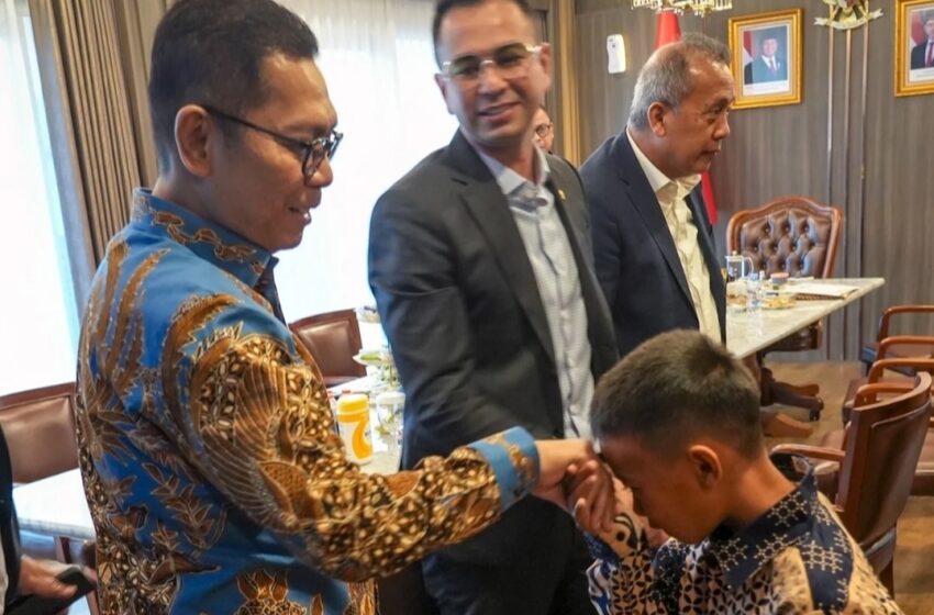  Adies Puji Aksi Heroik Raihan Diaz Rinawi Bocah Pemanjat Tiang Bendera HUT ke-80 RI di Lampung