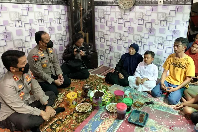 Ortu Korban Tragedi Kanjuruhan, Polri Beri Beasiswa Sang Anak
