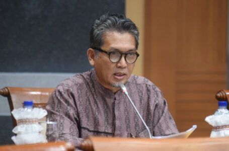 Jelang Pemilu, Almuzzammil Yusuf Minta Kominfo Gunakan UU KIP, Bukan Aturan KPU!