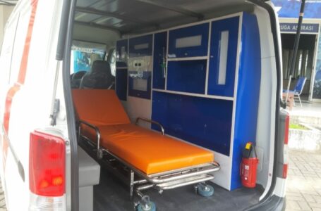 Saat Rakyat Kendari Butuh, Anggota DPR Ini Serahkan Bantuan Mobil Ambulans