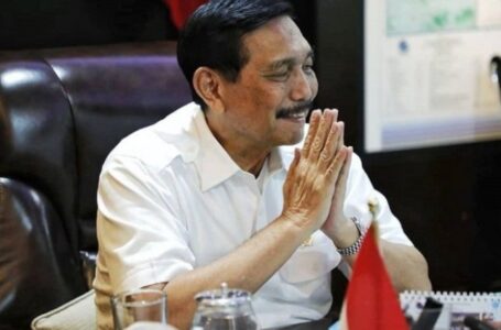 Makin Deras! Luhut Didesak Mundur dari Kabinet Jokowi