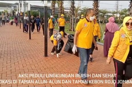 Ingin Kota Santri Bersih dan Asri, Ormas MKGR Jombang Gelar Bersih-bersih di Alun-alun
