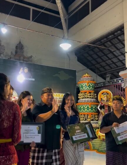  I Nyoman Parta Serahkan Hadiah Pemenang Lomba Sastra Bali, Dorong Digelar Lagi Tahun Depan
