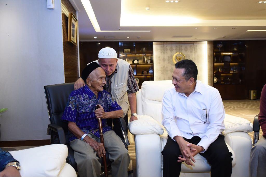  Bamsoet Merasa Terhormat Menerima Nyak Sandang