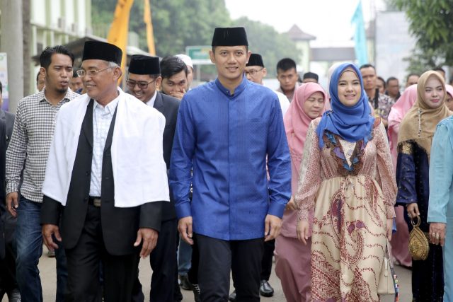 Agus Harimurti Yudhoyono (AHY) kepada para santri/santriwati saat bersilaturahmi ke Pondok Pesantren Daar El-Qolam, Gintung Jayanti, Tangerang, Banten, Senin (23/4) pagi.
