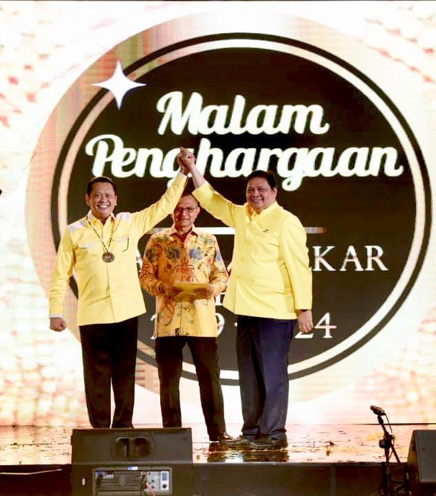  Kepemimpinan Airlangga Hartarto di Golkar Sedang Dipuji Setinggi Langit