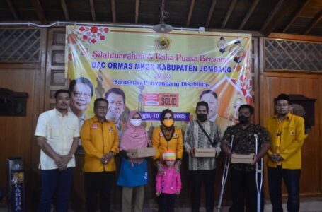 Buka Puasa Bersama: Ormas MKGR Jombang, Santuni Penyadang Disabilitas