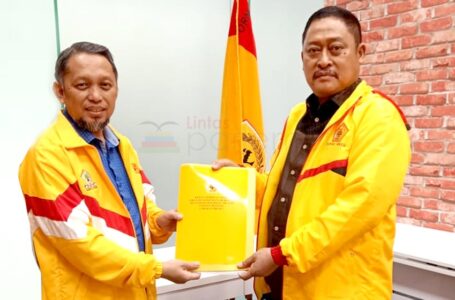 SAH! Kodrat Sunyoto Serahkan SK Salinan DPC se-Jawa Timur ke DPP Ormas MKGR
