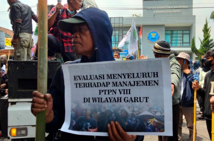  Petani dan Buruh Bersatu Demo ke DPRD Garut Meminta Selesaikan Konflik Agraria