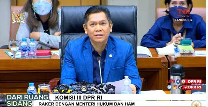  Dinilai Sebagai ‘Pejuang Etika’, Adies Kadir Raih MKD Award 2022