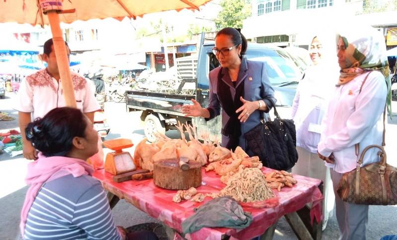 Jelang Puasa Harga Daging Ayam Terus Naik, Srikandi DPR Ini Sidak Pasar di Bengkulu