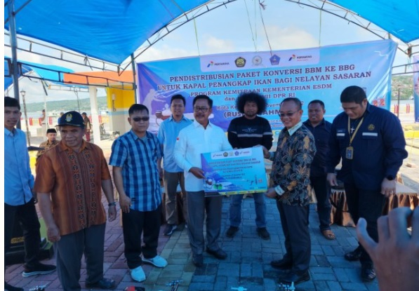  Rusda Mahmud Bagikan 400 Paket Konversi BBM ke BBG untuk Nelayan di Kendari